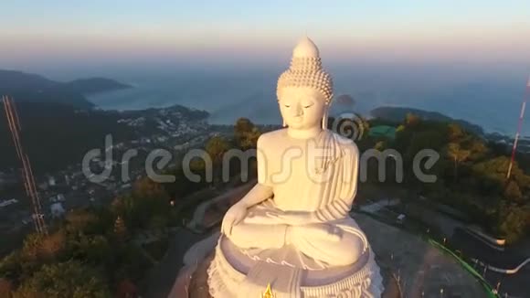 著名的白大佛大理石雕像在日出期间高空飞行远景泰国普吉岛视频的预览图