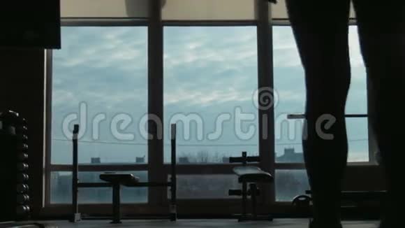 有魅力的女人在一个健身工作室到窗户的剪影视频的预览图
