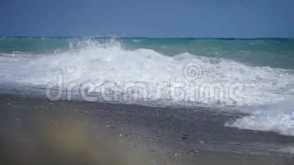 海面拍摄采用静态凸轮波浪美观无缝环清晰度高原始的声音视频的预览图