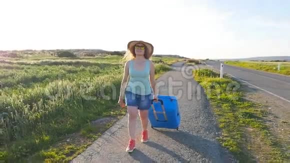 带手提箱的年轻女人旅行概念视频的预览图