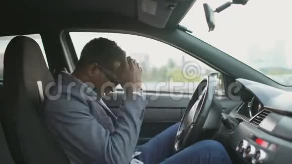 愤怒的混合种族商人坐在车里户外视频的预览图