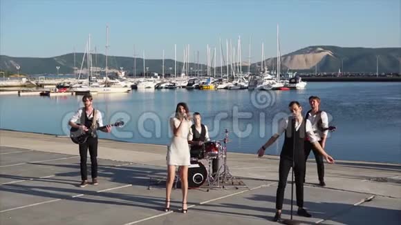 音乐乐队在港口举行音乐会视频的预览图