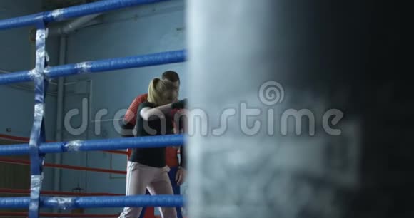 女子拳击与教练的戒指视频的预览图