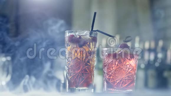 美丽的酒精饮料浆果和塑料吸管在玻璃雾关闭视频的预览图