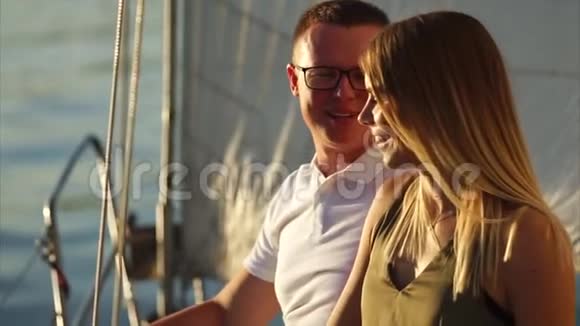 恋爱中的年轻夫妇正在夏天乘船过河视频的预览图