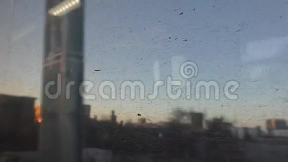穿过肮脏的火车窗口模糊的城市景色视频的预览图