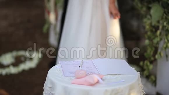 新娘在婚礼上签名视频的预览图