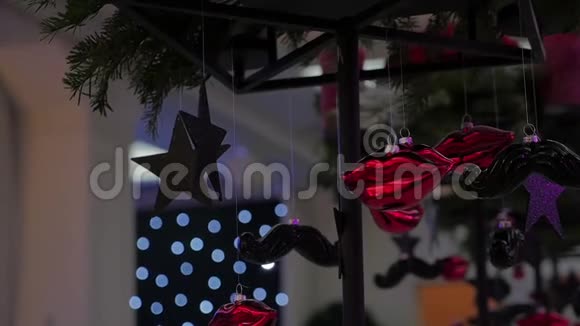 餐厅的圣诞装饰带有装饰的餐桌宴会厅的装饰视频视频的预览图