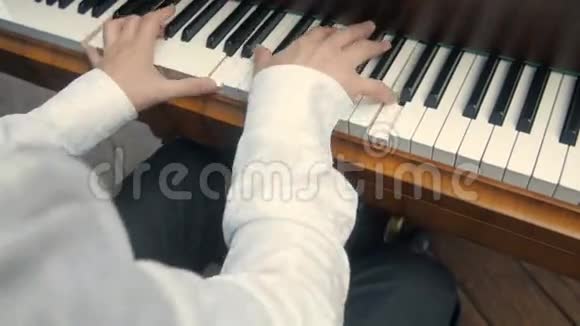 双手演奏旧钢琴视频的预览图