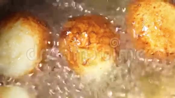 有人用勺子把奶酪甜甜圈换成热油视频的预览图