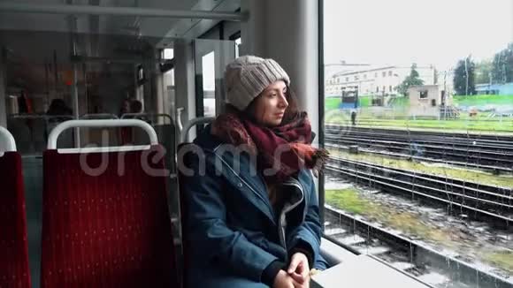 女游客正在看火车窗口视频的预览图