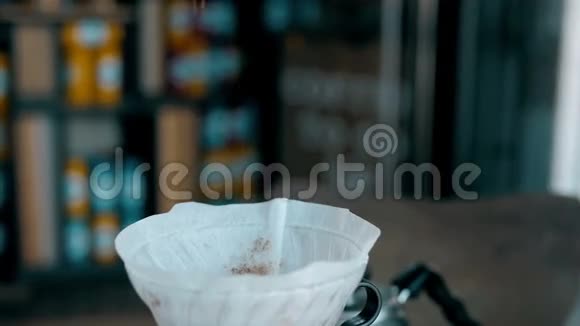 磨碎的咖啡倒进碗里视频的预览图