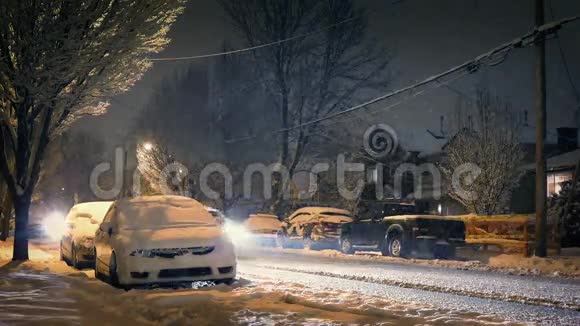 汽车在暴风雪中夜间经过房屋视频的预览图