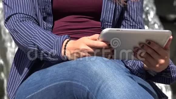 女性使用智能设备或平板电脑视频的预览图
