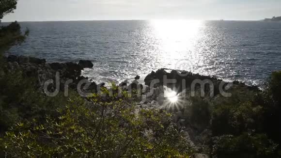 在阳光明媚的冬日里阳光反射在马丁船长的海面上视频的预览图