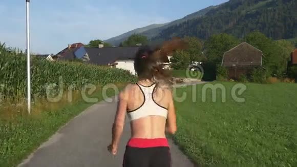 有运动身材的年轻女子跑步视频的预览图