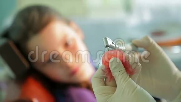 女孩看矫正牙齿矫正师为视频的预览图