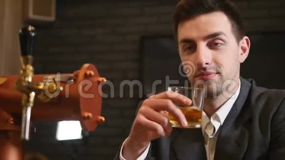 一个商人在酒吧喝威士忌视频的预览图