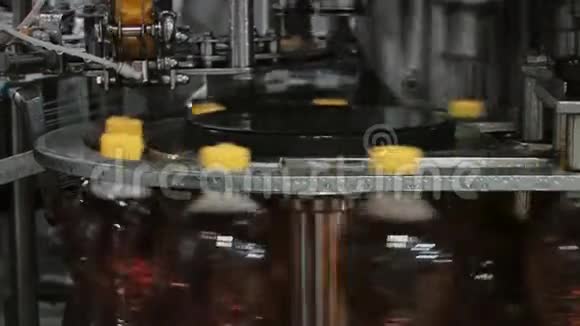 在工厂输送机上生产带果汁的塑料瓶视频的预览图