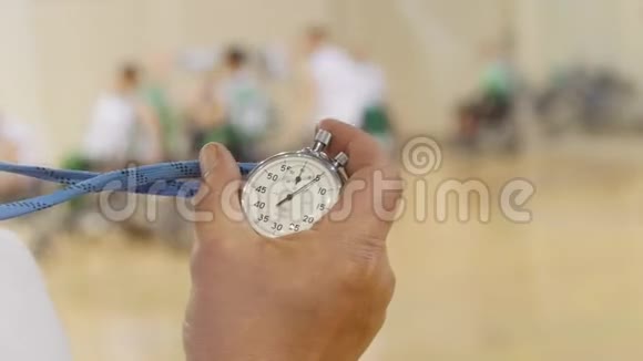 轮椅篮球训练中教练手上的秒表视频的预览图
