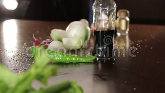 蔬菜香料酱油洋娃娃视频的预览图