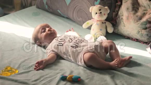 快乐的宝宝在床上视频的预览图