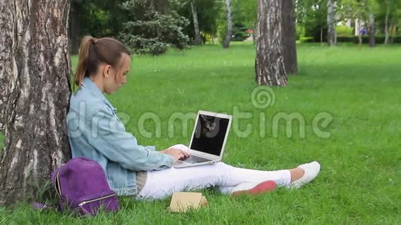 商业女性在外面电脑工作视频的预览图