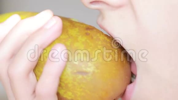 儿童的特写接受食物吃东西吃水果咬梨视频的预览图