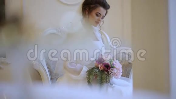 新娘与花束的肖像视频的预览图