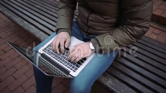 人商技近商人手在笔记本电脑上打字4k视频的预览图