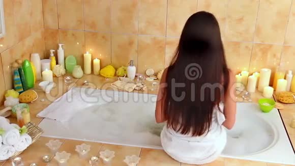 年轻女子打算在浴室洗澡视频的预览图