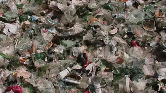 玻璃瓶和分离器垃圾垃圾在垃圾场回收视频的预览图