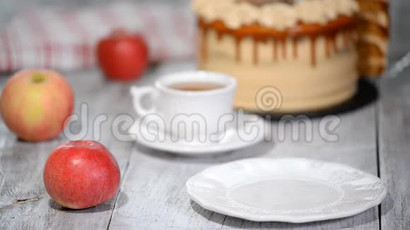 一片焦糖苹果蛋糕与香料肉桂奶油焦糖秋季风格视频的预览图