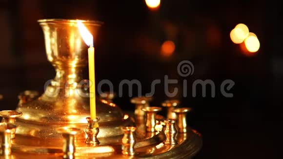 基督教圣殿烛台上的一支蜡烛视频的预览图