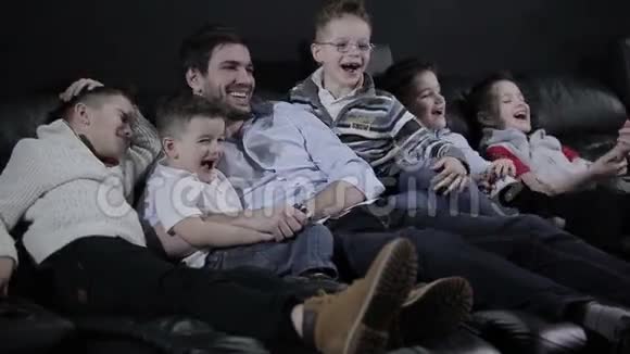 男孩子们躺在电影院的沙发上视频的预览图