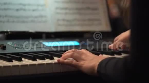 钢琴家的手在音乐会上演奏键盘手键盘播放器视频的预览图