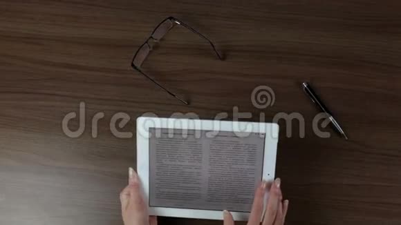女性手中的牌匾女性阅读视频的预览图