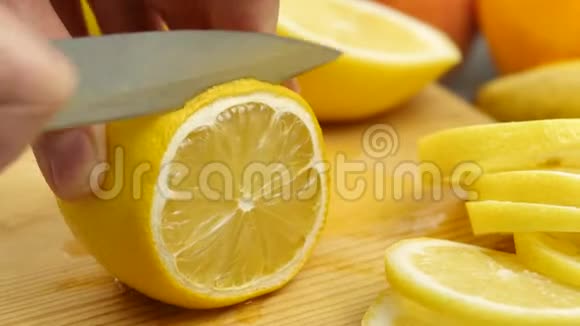 女人用木切割板将柑橘类水果切成薄片减肥和节食的概念视频的预览图