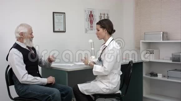 老病人正在由医生观察测量脉搏视频的预览图