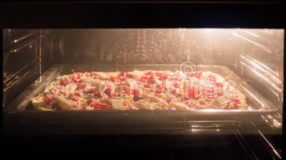 披萨是在烤箱里烤的煮披萨特写镜头视频的预览图