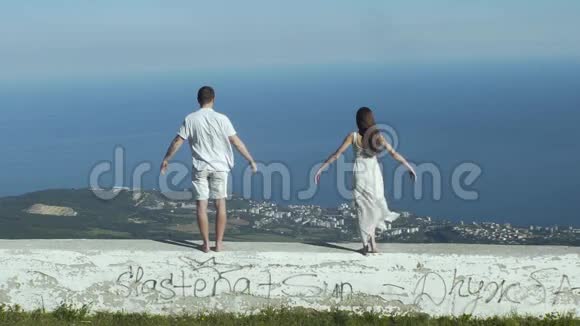 年轻夫妇站在洛基悬崖上视频的预览图