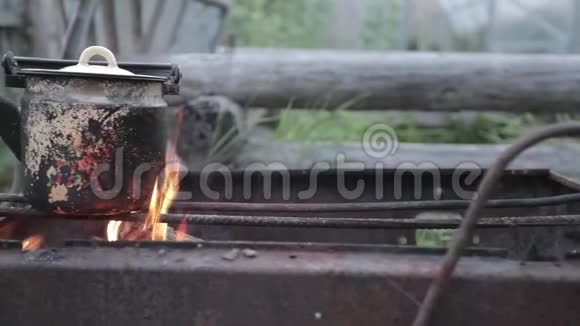 在火焰上缓慢加热的水壶视频的预览图
