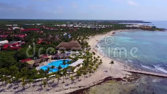 空中无人机射击鸟瞰图鸟瞰热带海岸豪华度假酒店海滩绿松石视频的预览图