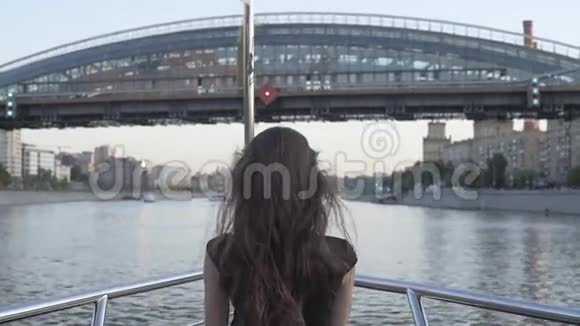 女孩旅游观光船旅游视频的预览图