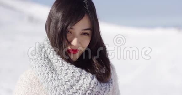快乐可爱的亚洲女孩享受冬天的时光视频的预览图