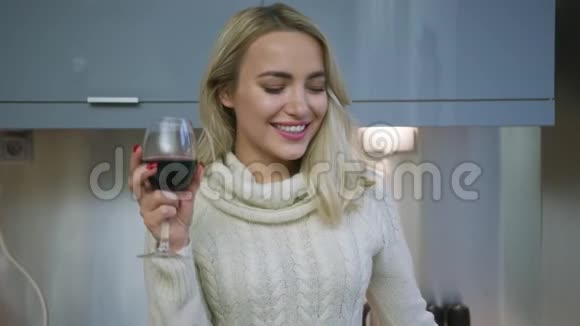 快乐的女人在厨房里喝酒视频的预览图