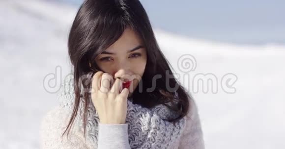 快乐可爱的亚洲女孩享受冬天的时光视频的预览图