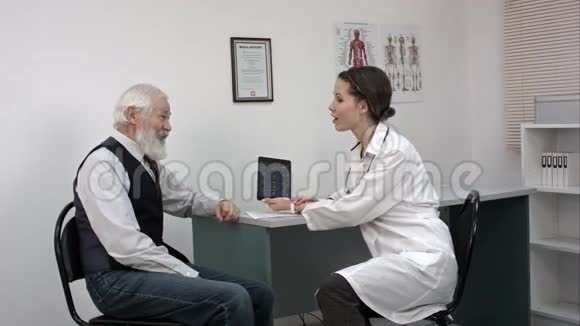 老病人和年轻的女医生说话视频的预览图