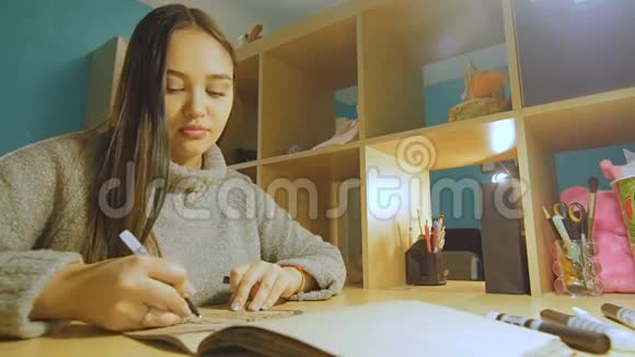 一位留着长发的年轻女子在专辑的晚上画了一个毡头视频的预览图