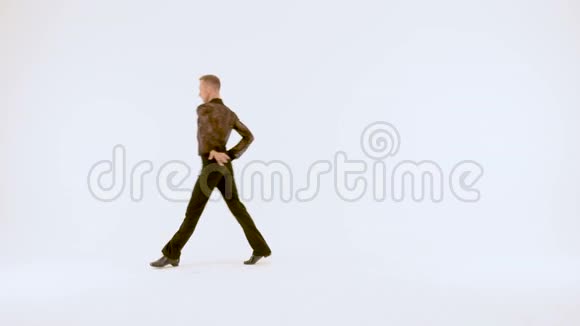 一个人在白色的背景下翩翩起舞视频的预览图